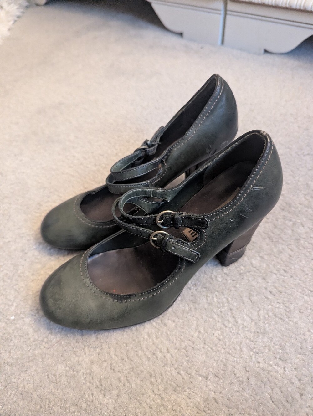 American Eagle Mary Jane heels feature dark green leather upper (8.5)